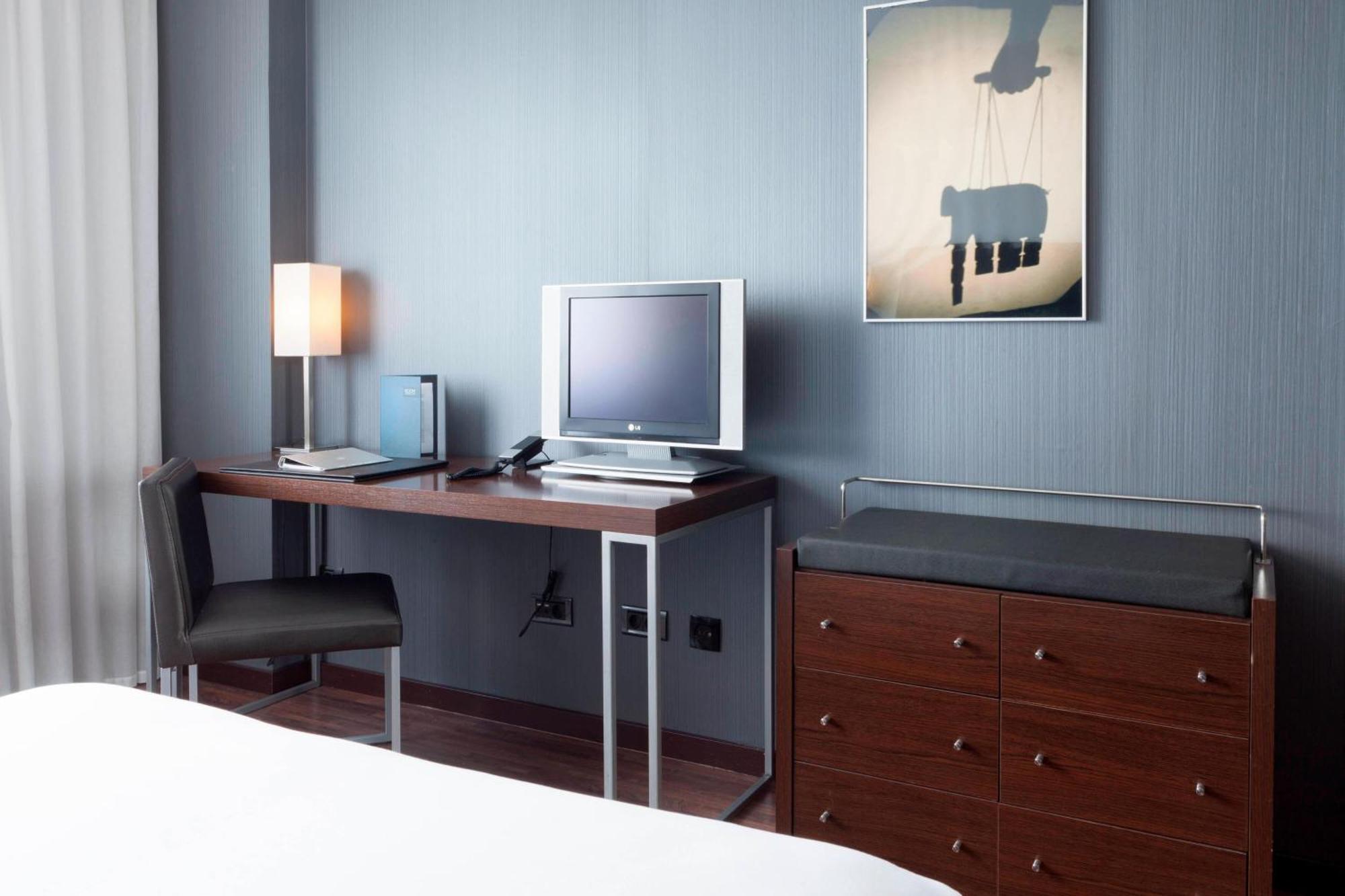 Ac Hotel By Marriott Madrid Airport Coslada Exterior photo